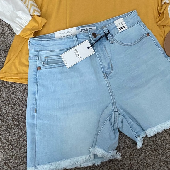 Light wash Judy Blue Shorts - Picture 2 of 4
